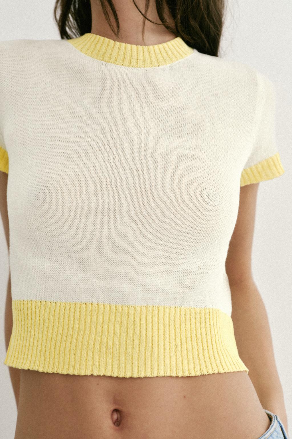 ТРИКОТАЖНЫЙ ТОП С КОРОТКИМИ РУКАВАМИ