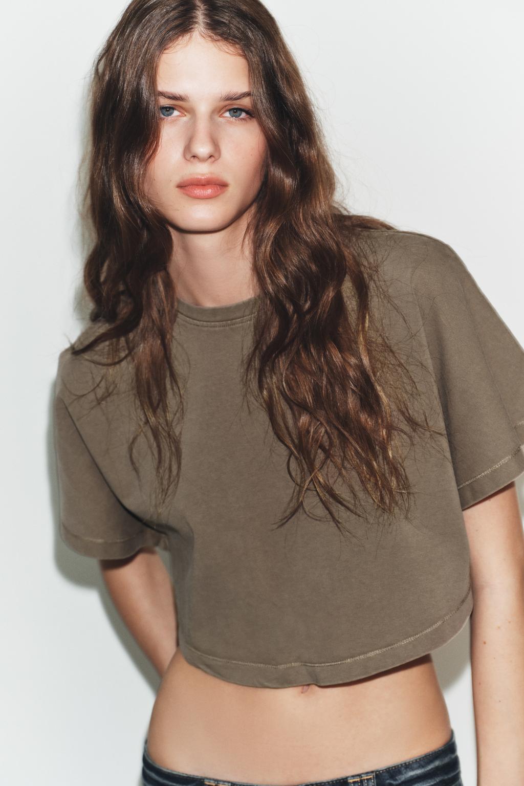 УКОРОЧЕННЫЙ ТОП С ЭФФЕКТОМ ПОТЕРТОСТИ