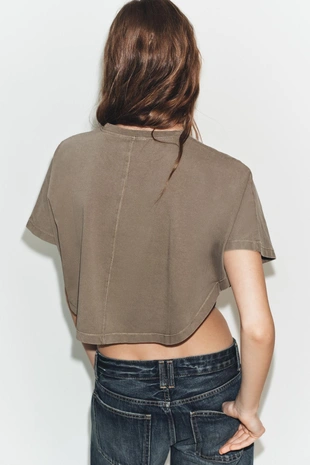 Укороченный топ с эффектом потертости