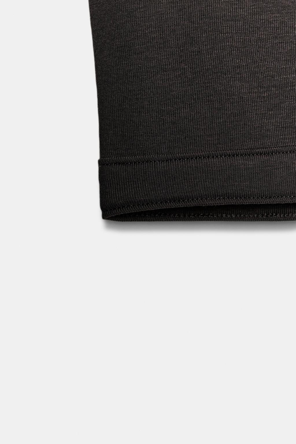 УКОРОЧЕННЫЙ ТОП БЕЗ РУКАВОВ