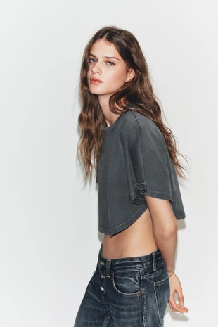 Укороченный топ с эффектом потертости