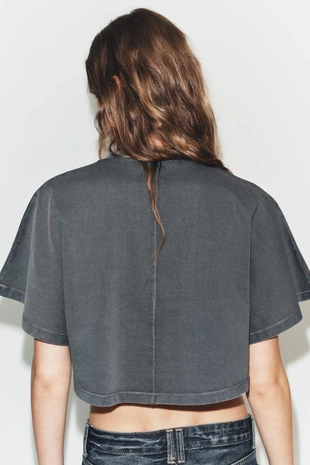 Укороченный топ с эффектом потертости