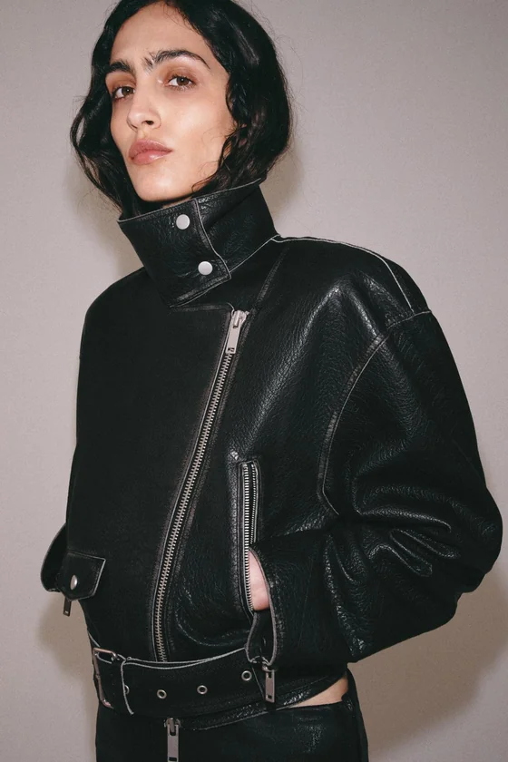 КОЖАНАЯ КУРТКА-КОСУХА — коллекция Zara «ZW» лимитированная серия