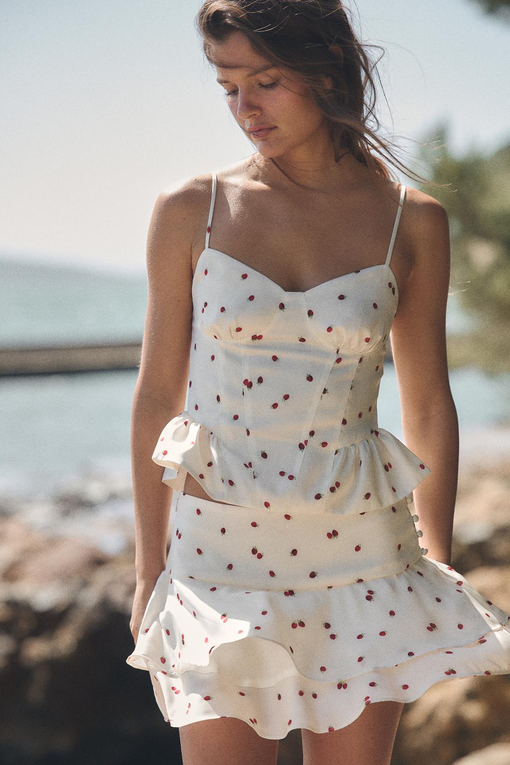 МИНИ-ЮБКА С ВОЛАНАМИ И ПРИНТОМ КЛУБНИКИ