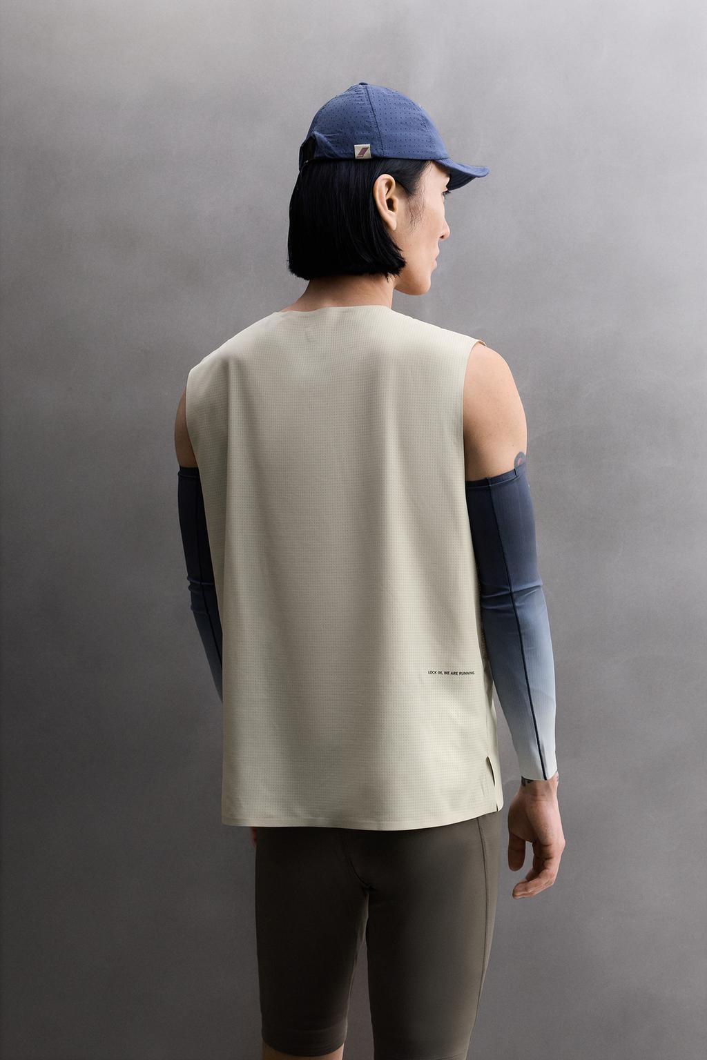 МАЙКА-БОРЦОВКА С ПЕРФОРАЦИЕЙ ДЛЯ БЕГА