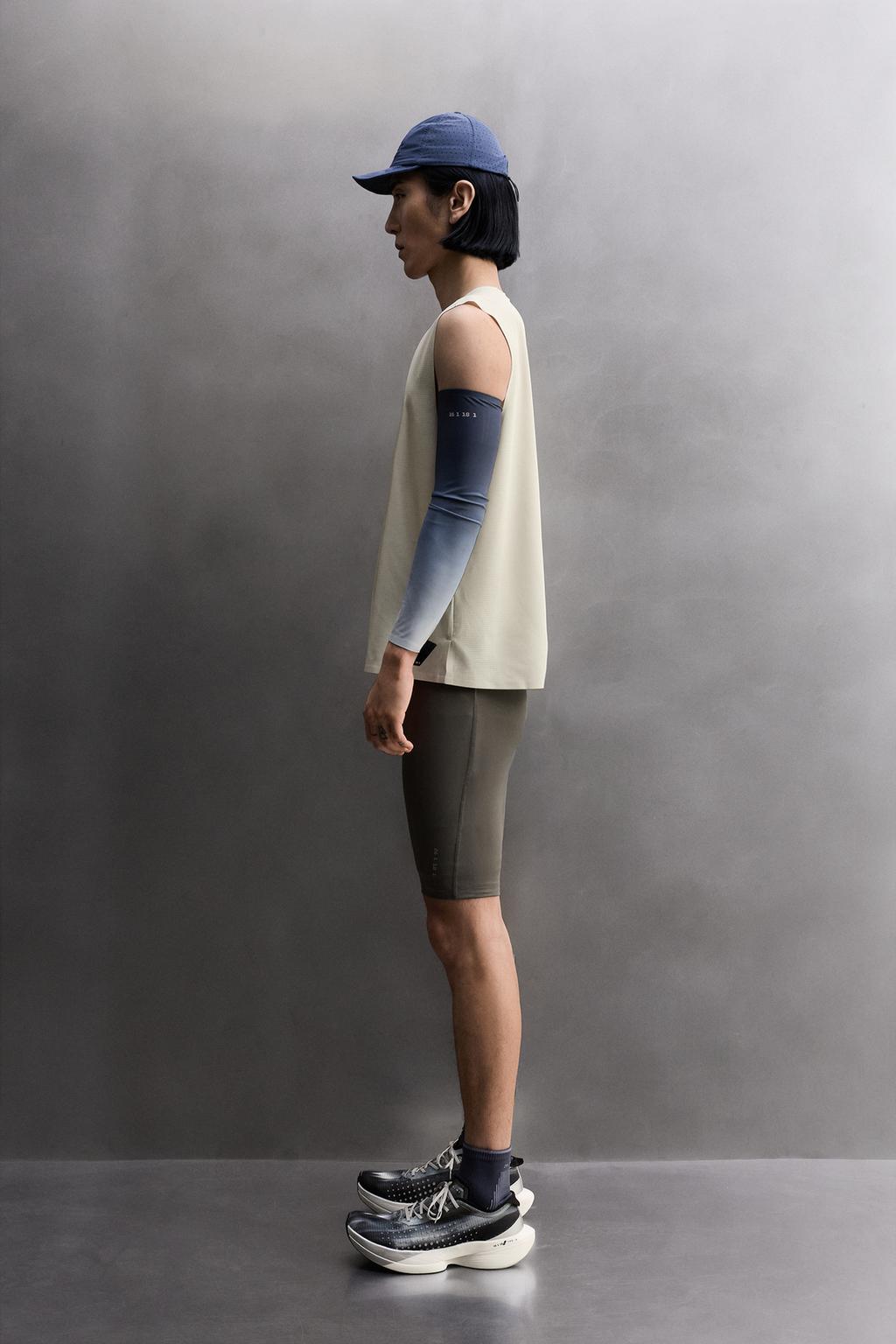 МАЙКА-БОРЦОВКА С ПЕРФОРАЦИЕЙ ДЛЯ БЕГА