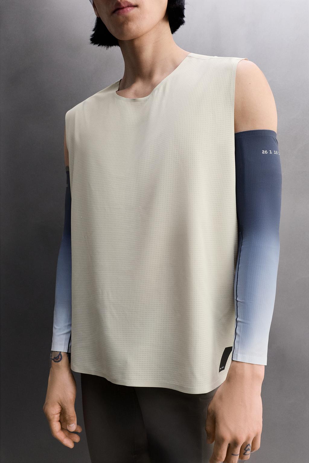 МАЙКА-БОРЦОВКА С ПЕРФОРАЦИЕЙ ДЛЯ БЕГА