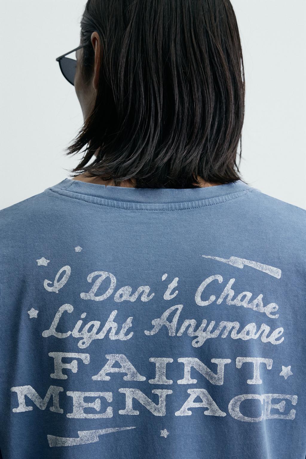 ФУТБОЛКА ИЗ ТКАНИ С ЭФФЕКТОМ ПОТЕРТОСТИ С НАДПИСЬЮ