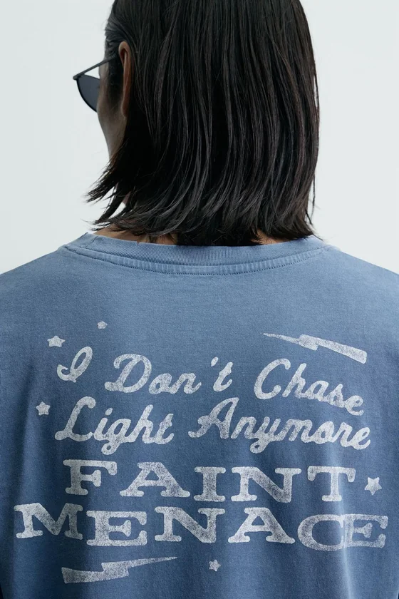 ФУТБОЛКА ИЗ ТКАНИ С ЭФФЕКТОМ ПОТЕРТОСТИ С НАДПИСЬЮ