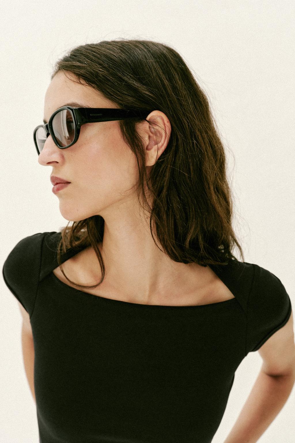 ФУТБОЛКА С КВАДРАТНЫМ ВЫРЕЗОМ