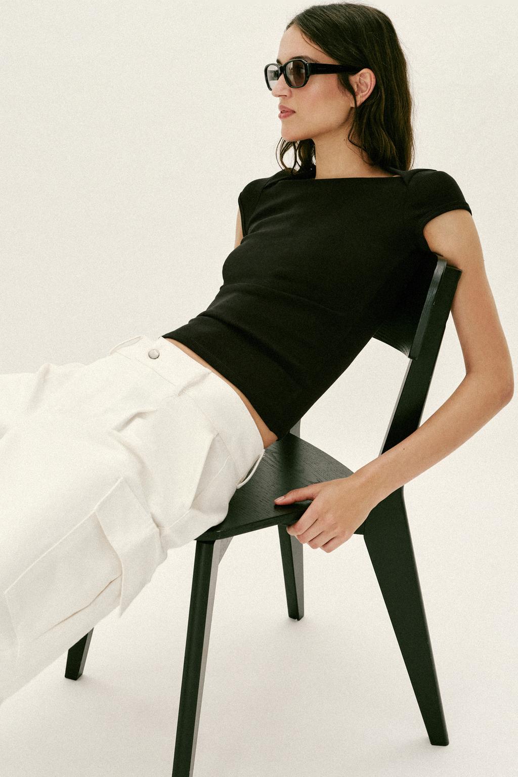 ФУТБОЛКА С КВАДРАТНЫМ ВЫРЕЗОМ