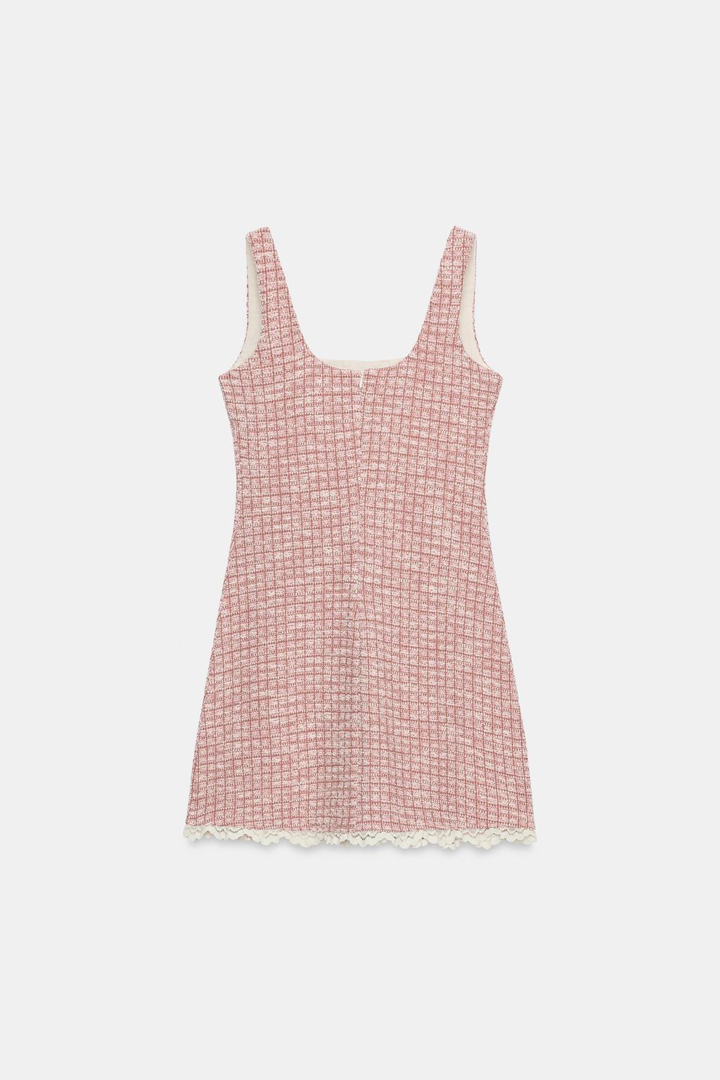 КОРОТКОЕ ПЛАТЬЕ ИЗ РЕЛЬЕФНОЙ ТКАНИ