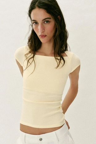 Футболка с квадратным вырезом