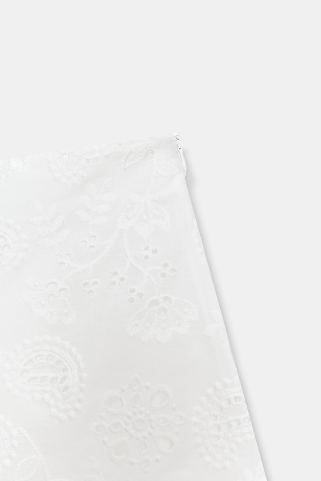 ШОРТЫ С ПЕРФОРИРОВАННОЙ ВЫШИВКОЙ