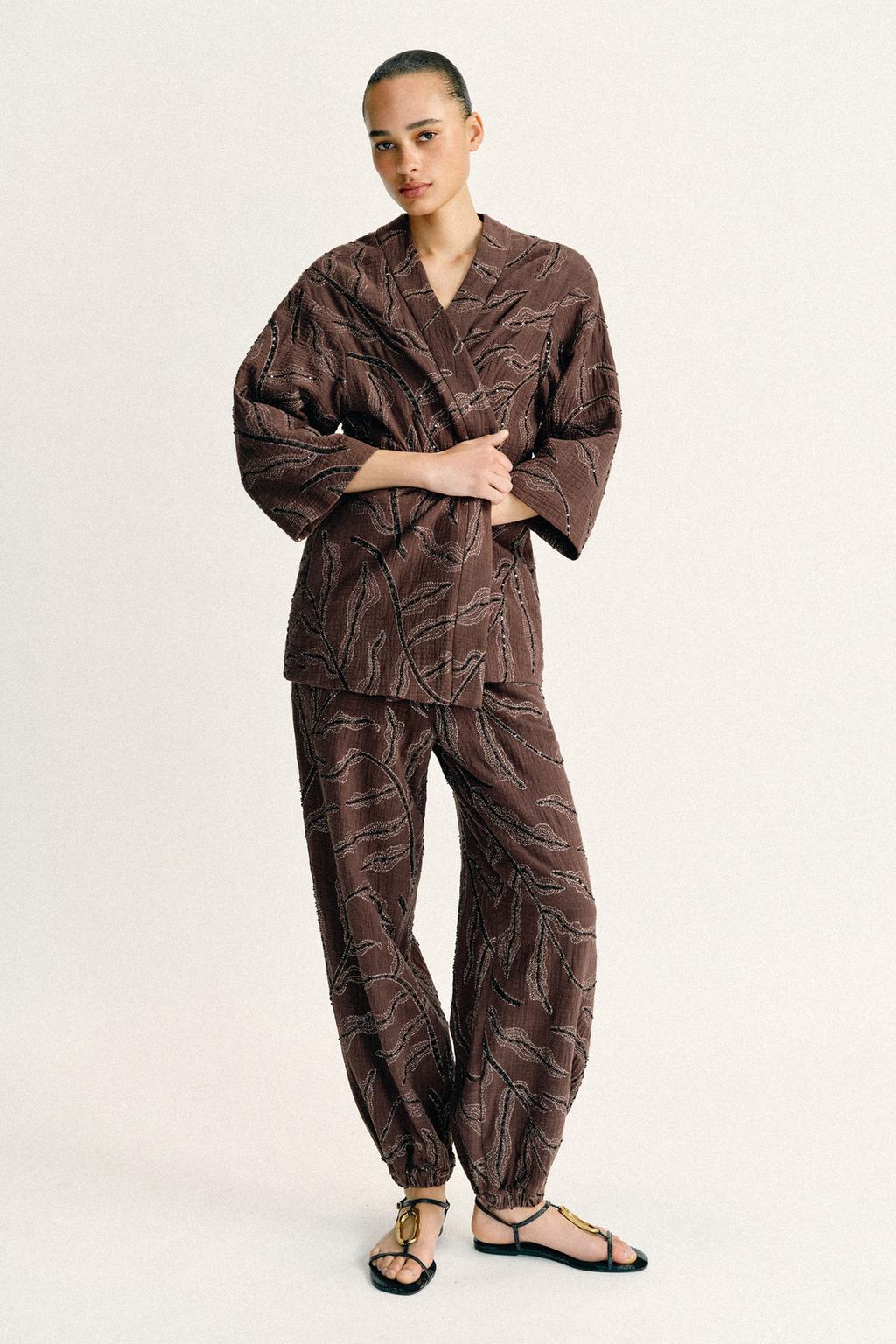 КИМОНО С ПАЙЕТКАМИ И БЛЕСТЯЩЕЙ НИТЬЮ