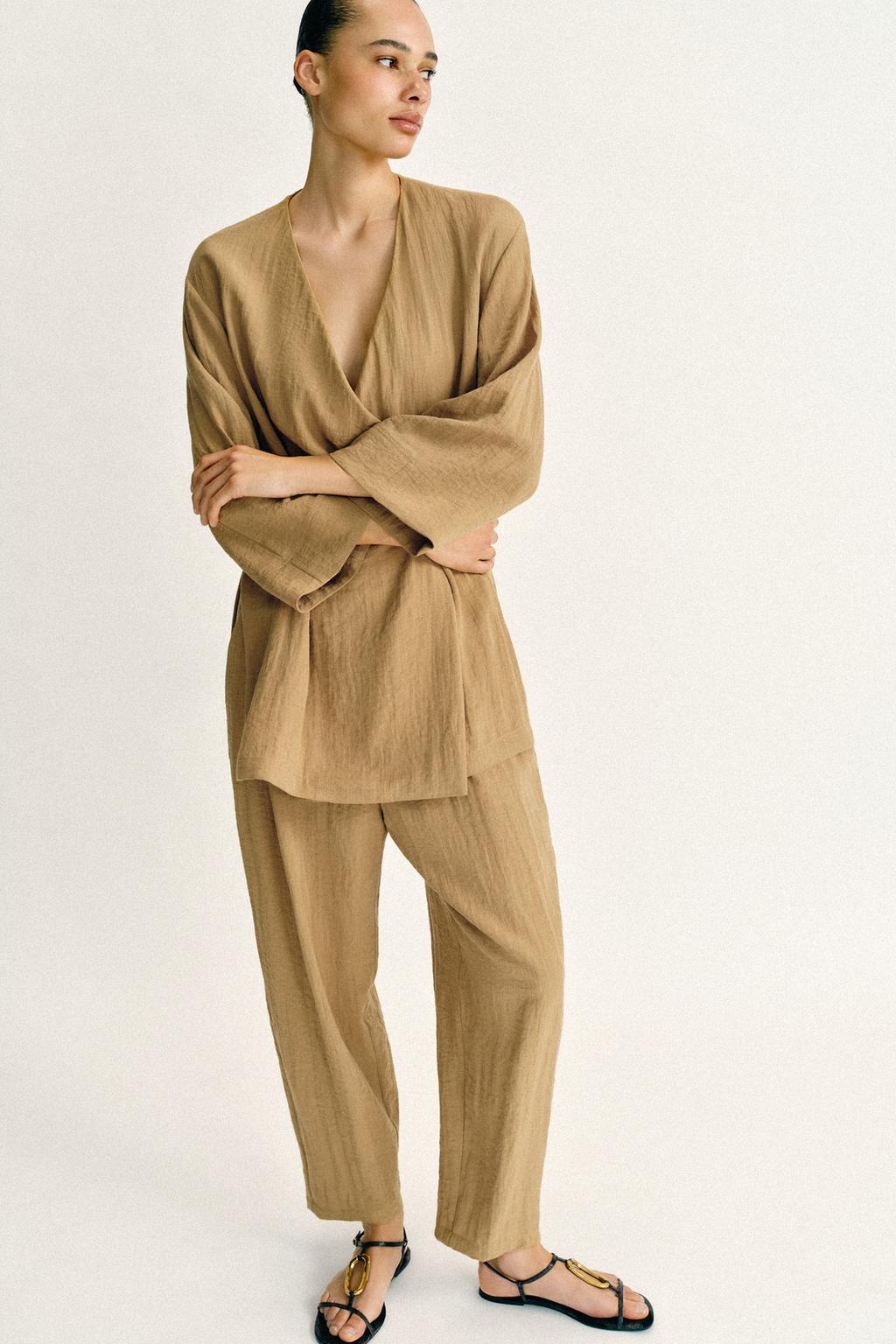 ДВУБОРТНЫЙ ЖАКЕТ С БОКОВЫМИ РАЗРЕЗАМИ