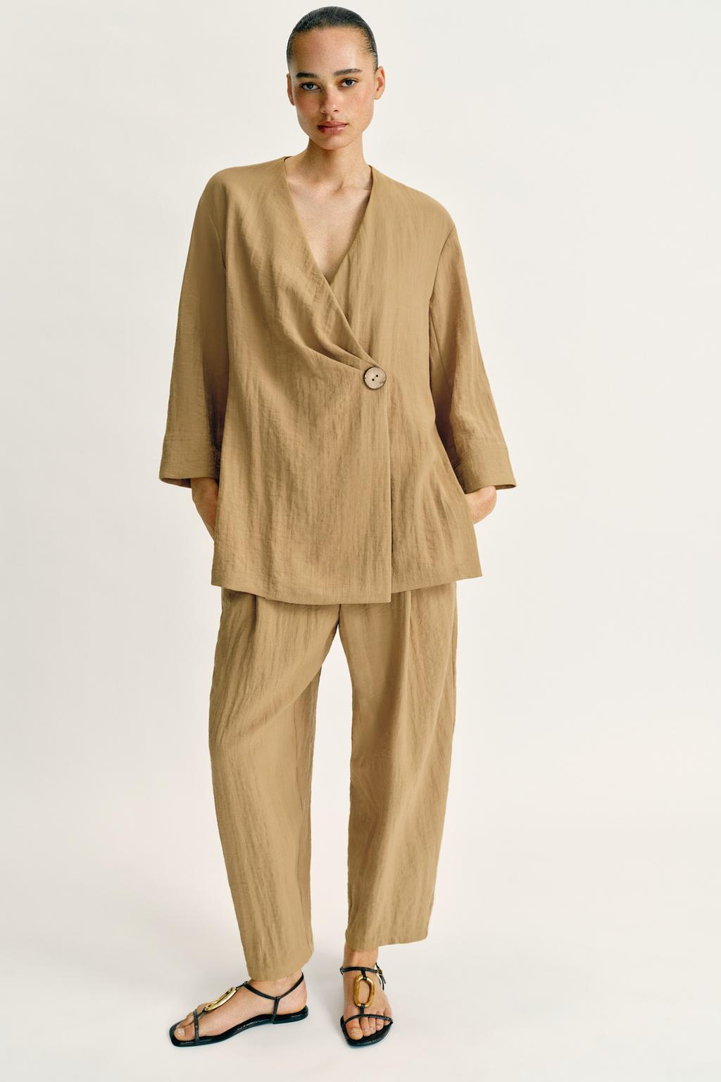 ДВУБОРТНЫЙ ЖАКЕТ С БОКОВЫМИ РАЗРЕЗАМИ