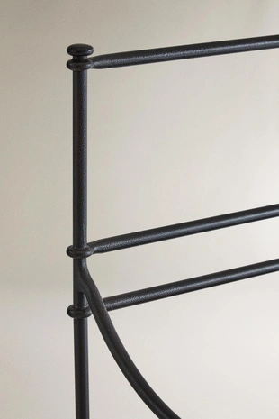 Кресло с подлокотниками с элементами кованого металла- Заказать в России