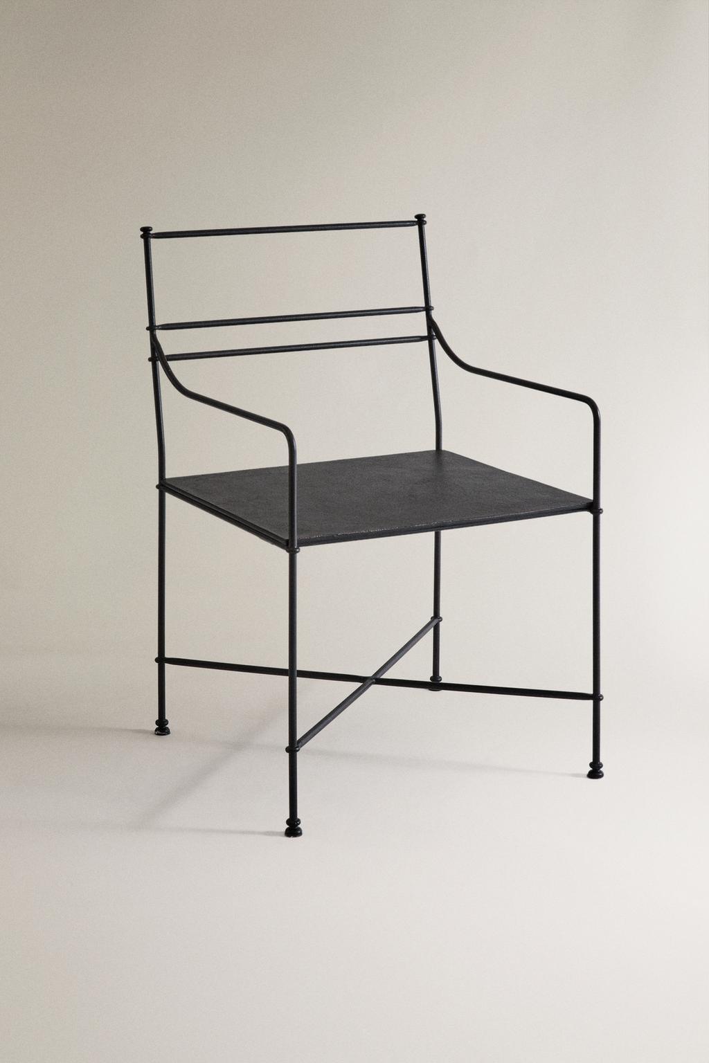 Кресло с подлокотниками с элементами кованого металла