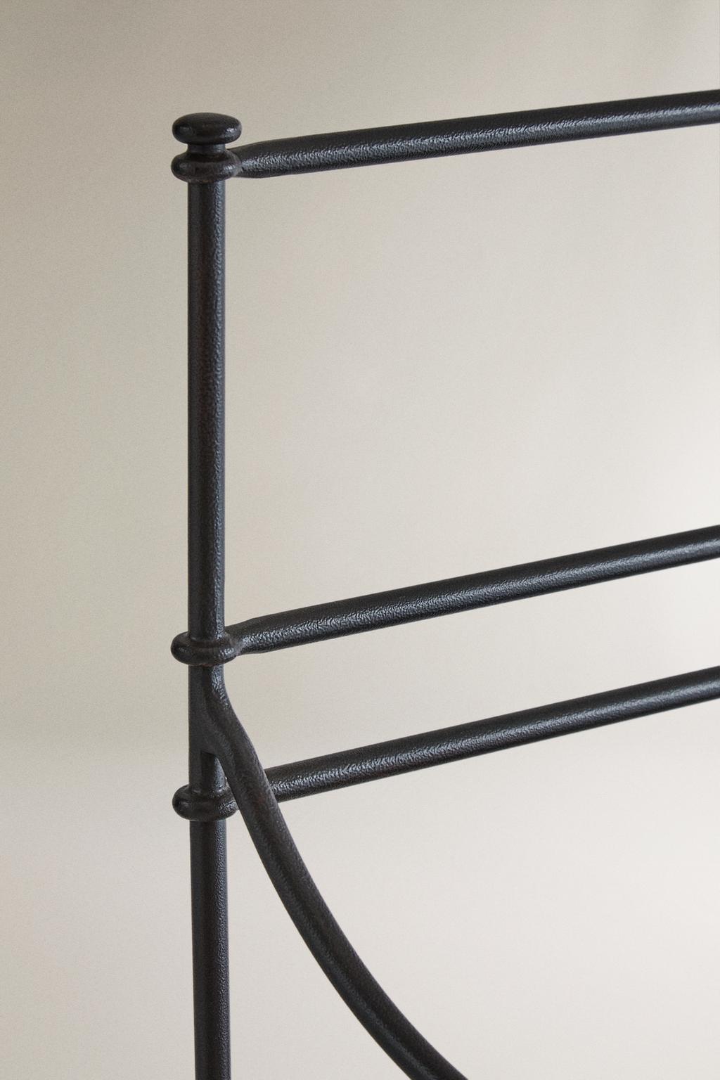 Кресло с подлокотниками с элементами кованого металла