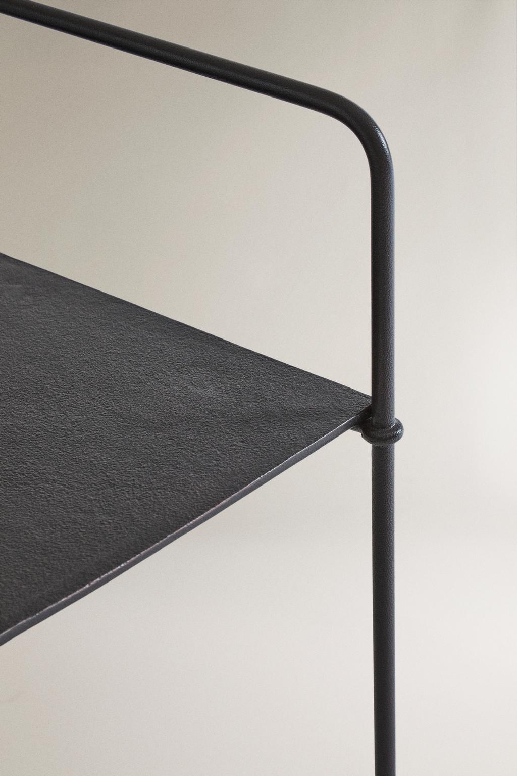 Кресло с подлокотниками с элементами кованого металла