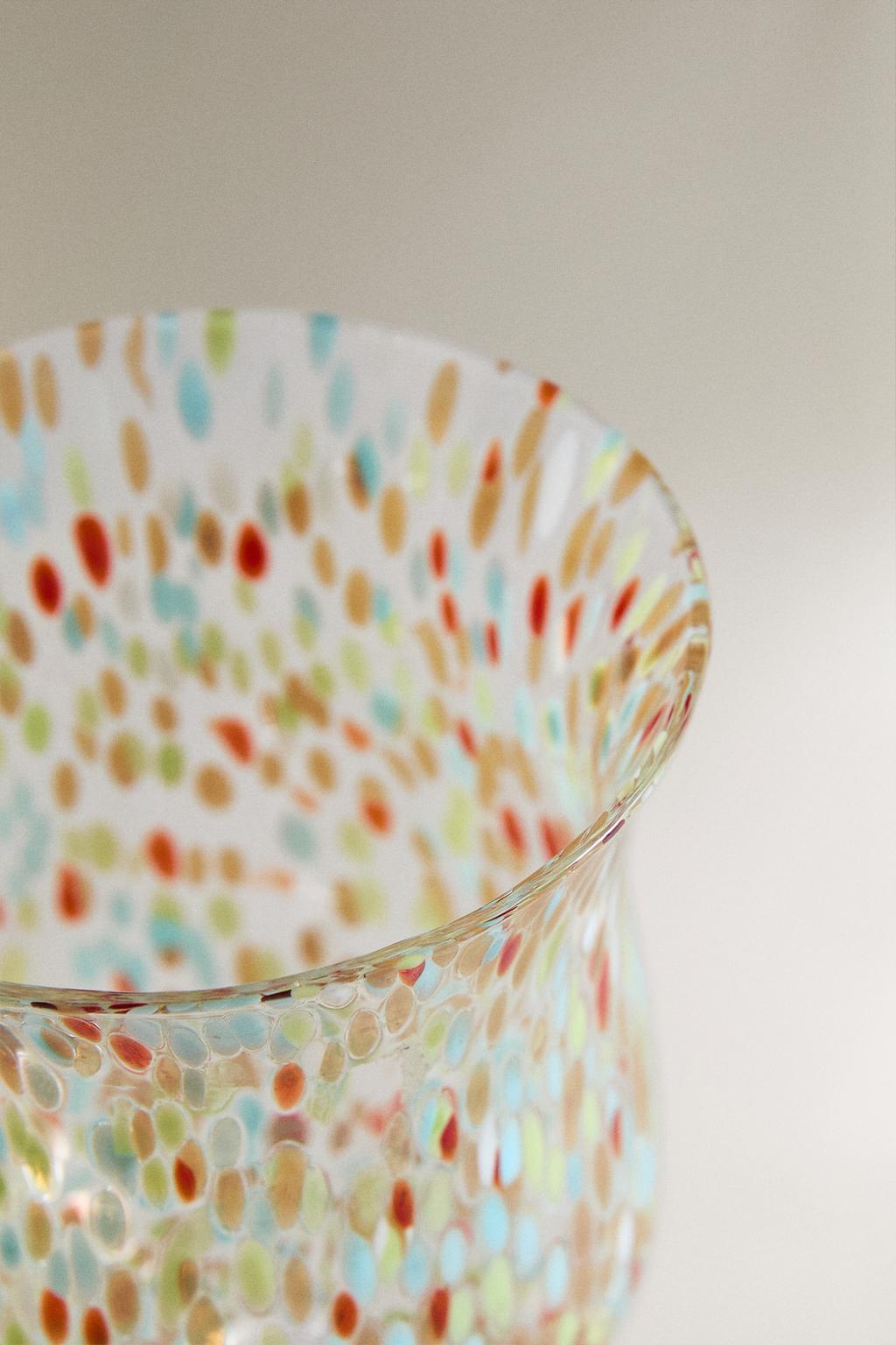 Винный стакан с разноцветной отделкой