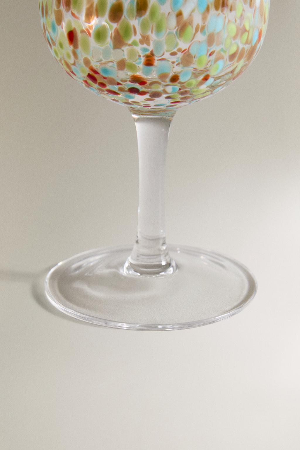 Винный стакан с разноцветной отделкой