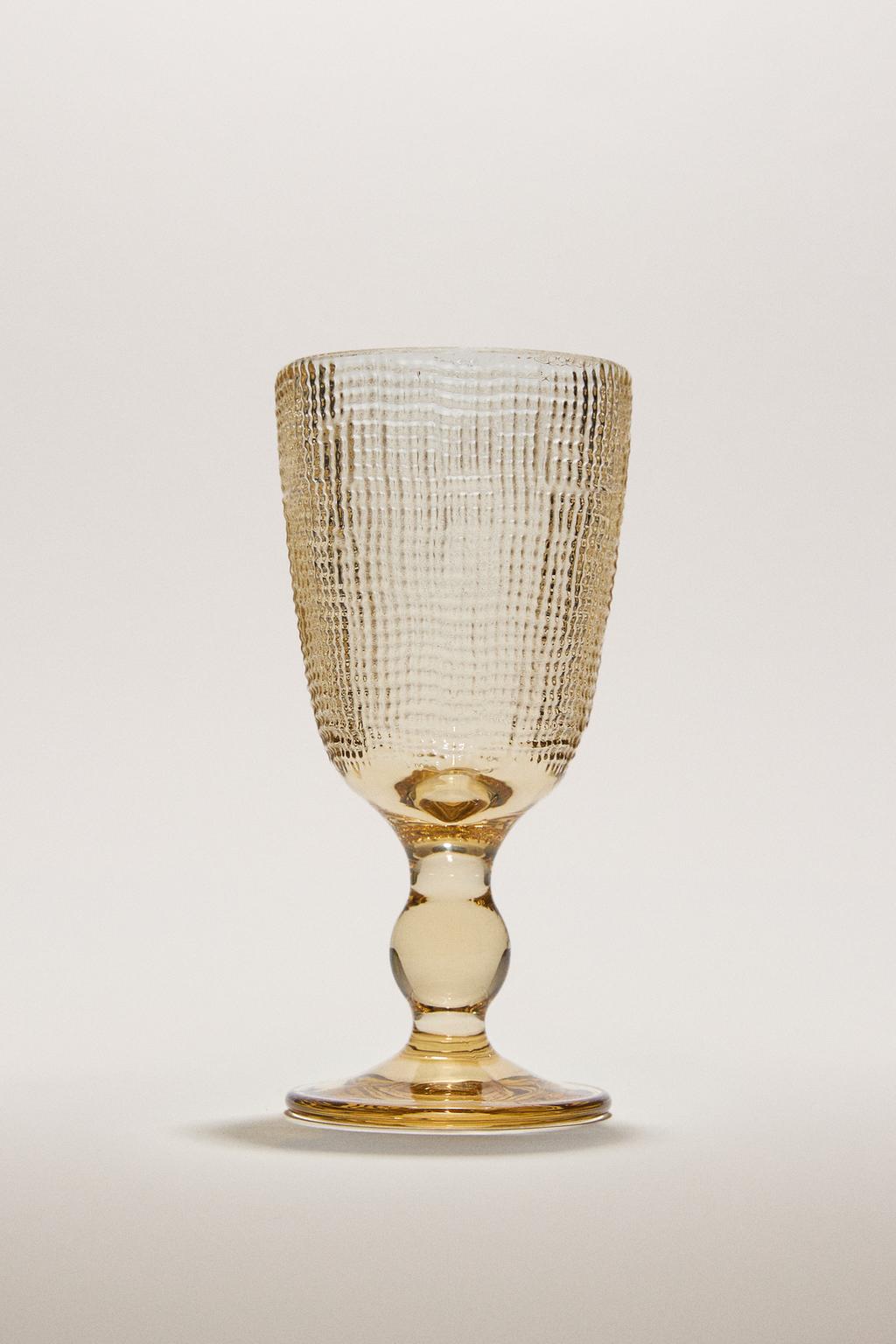 Бокал с рельефным узором (вино)