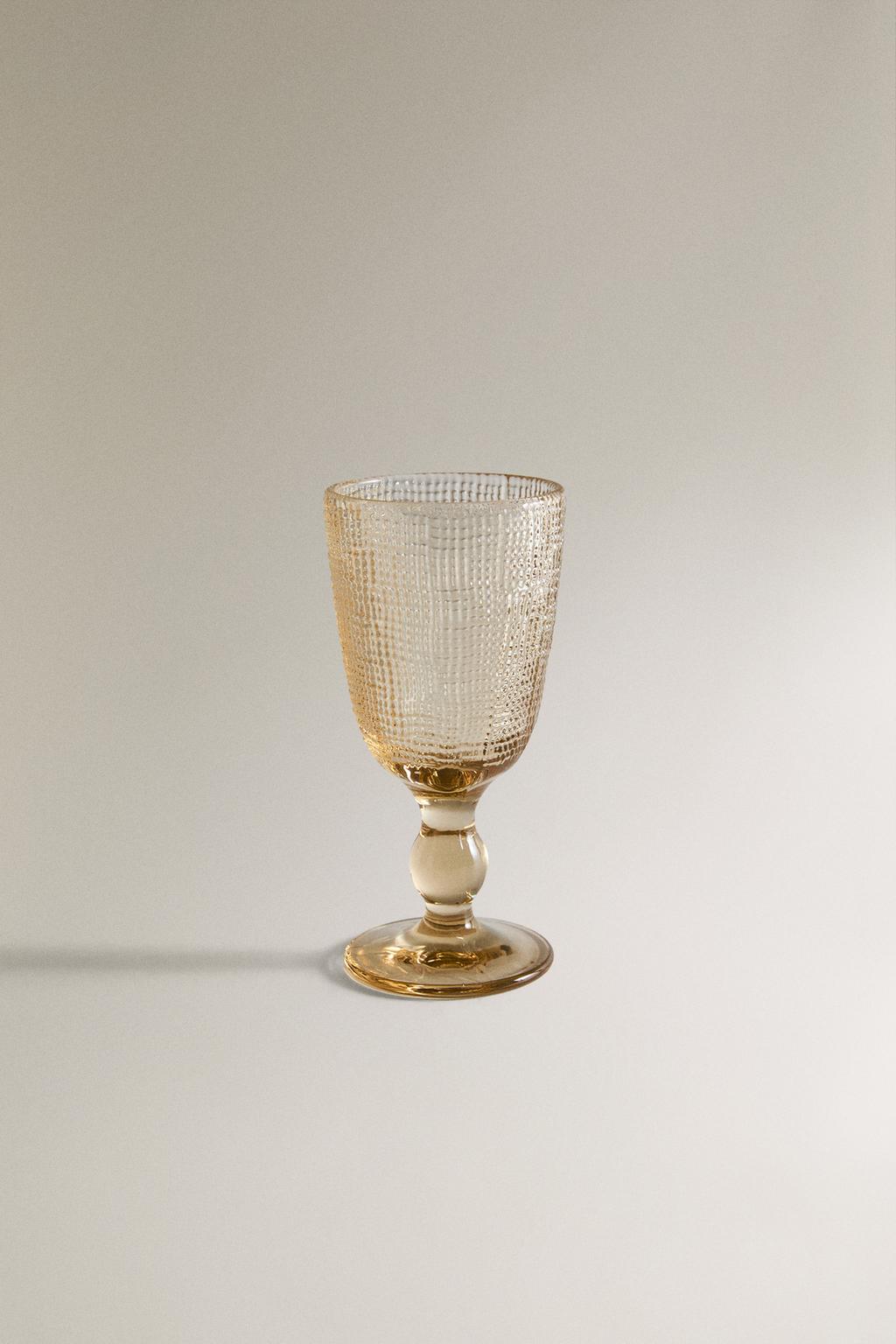 Бокал с рельефным узором (вино)