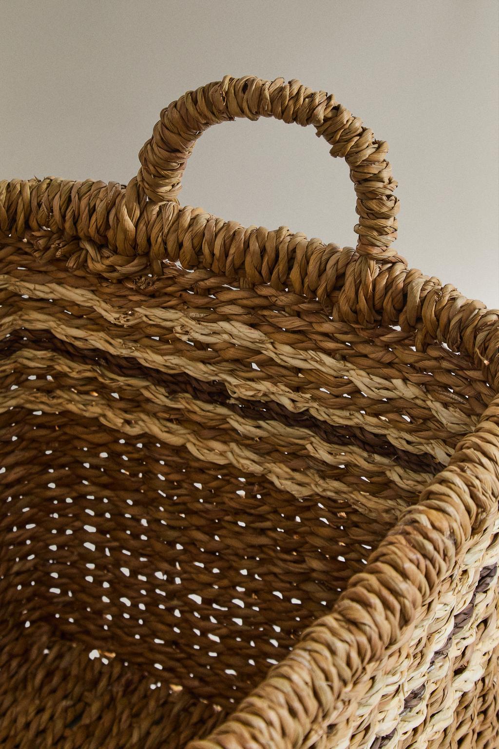 Прямоугольная корзина с полосками