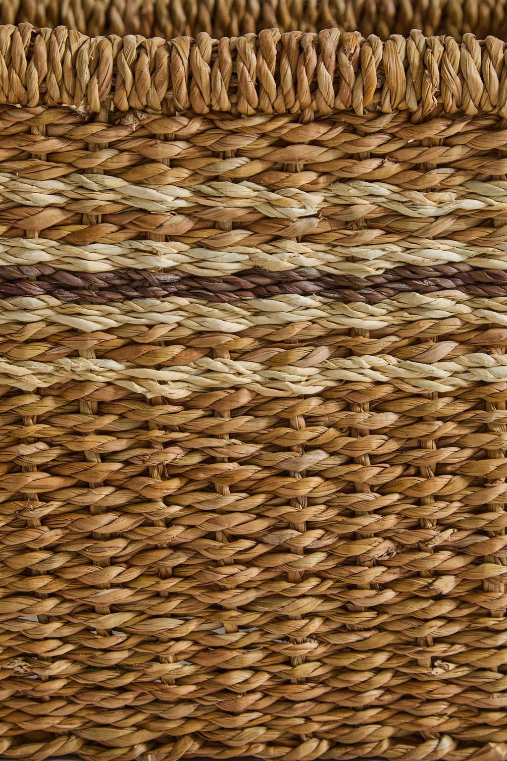 Прямоугольная корзина с полосками