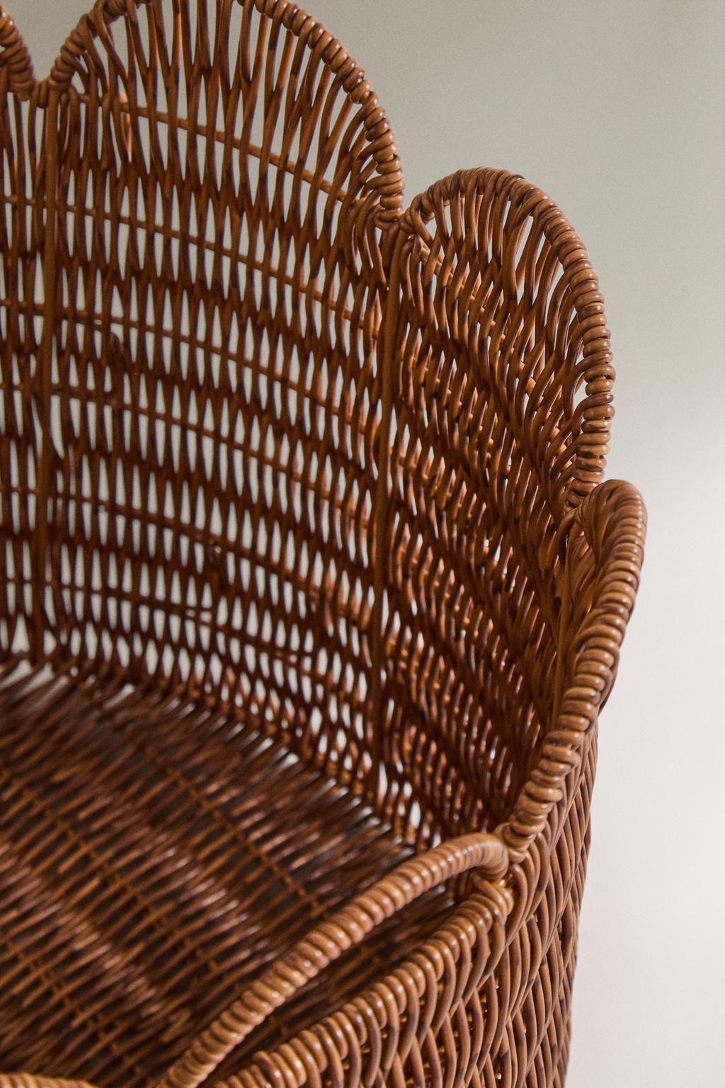 Корзина с округлым ободом и обработкой в виде волнистого края