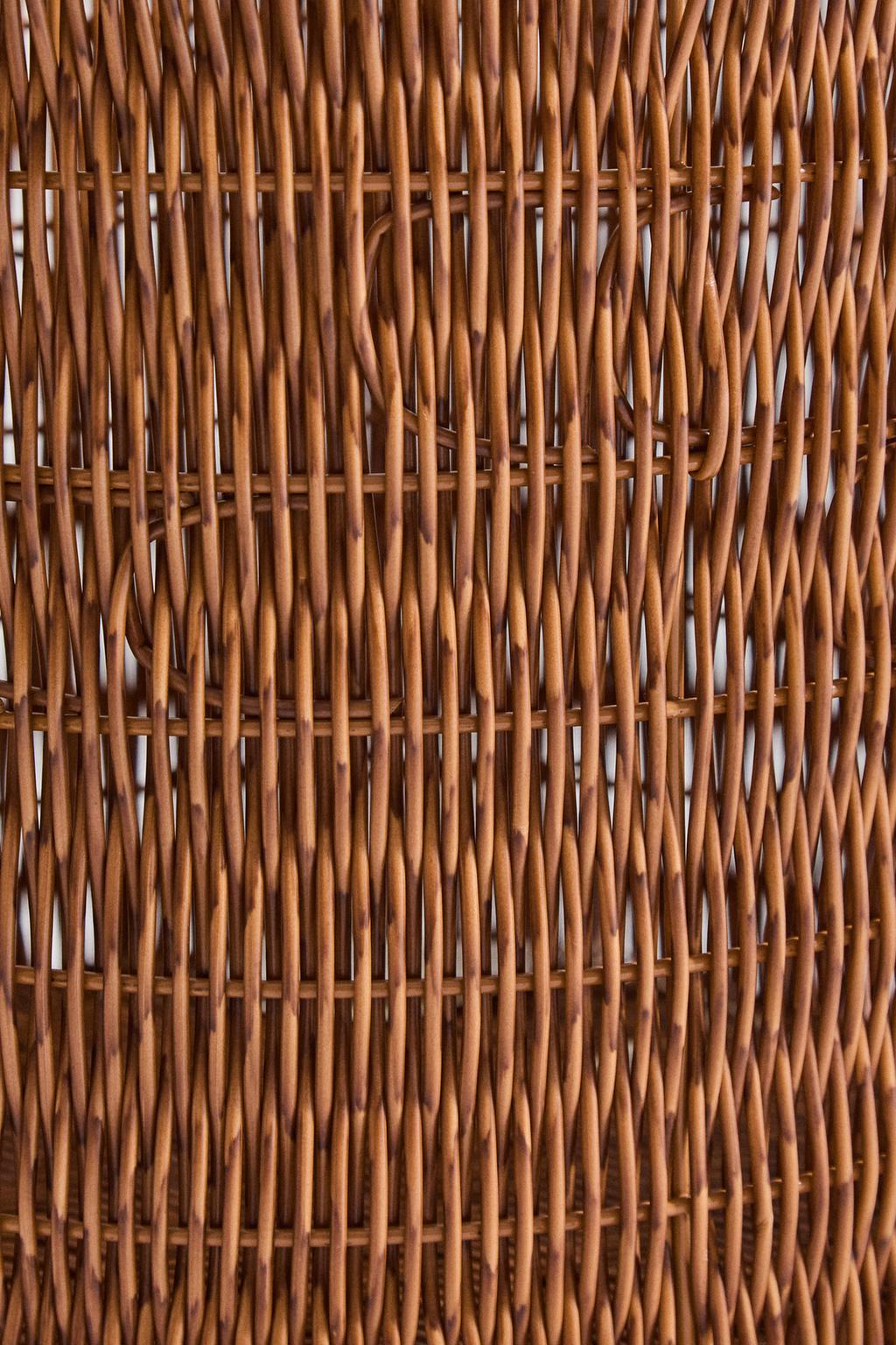 Корзина с округлым ободом и обработкой в виде волнистого края