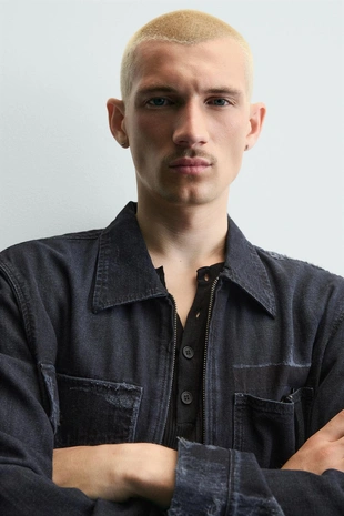 Укороченная куртка с эффектом рваных деталей- Заказать в России