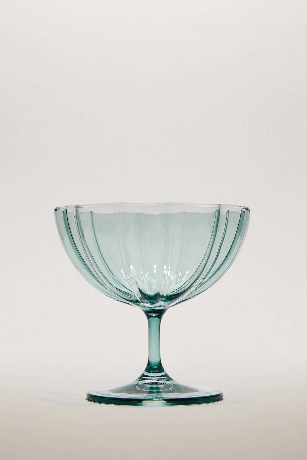 Стеклянная бокалка для мороженого с завитым дизайном