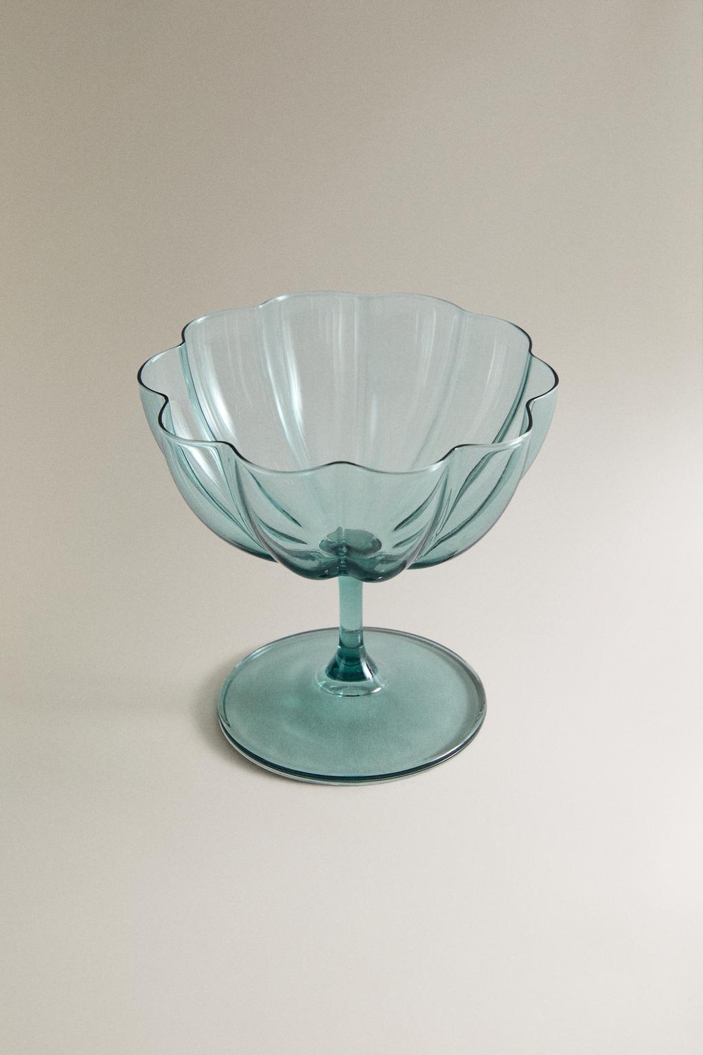 Стеклянная бокалка для мороженого с завитым дизайном