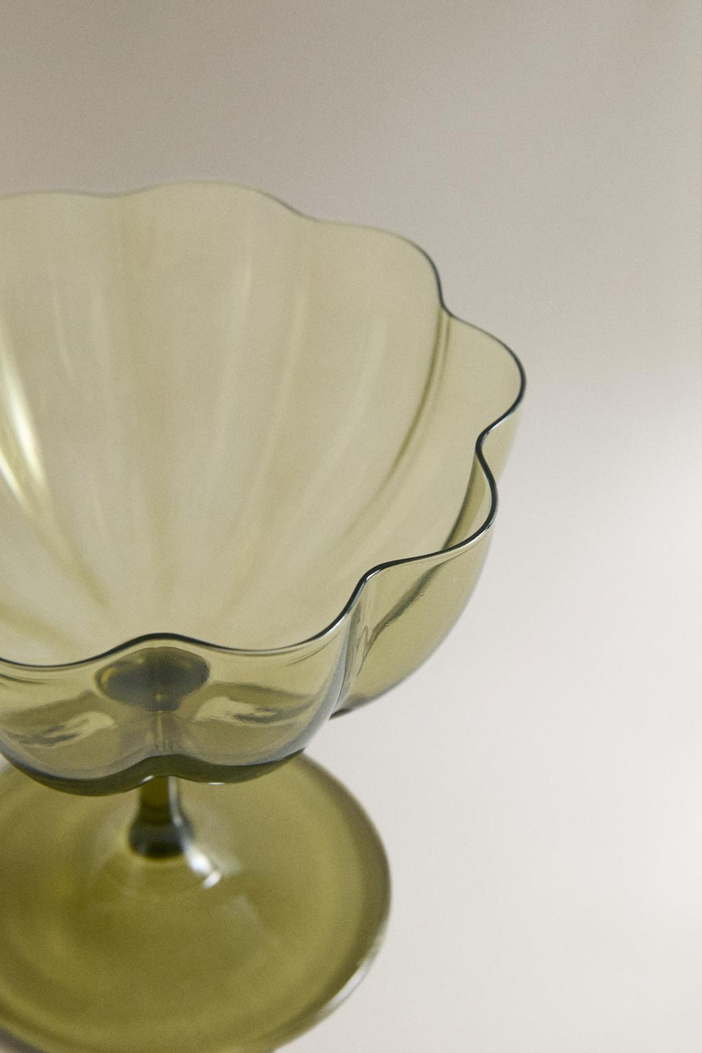 Стеклянная чашка для мороженого со волновым дизайном