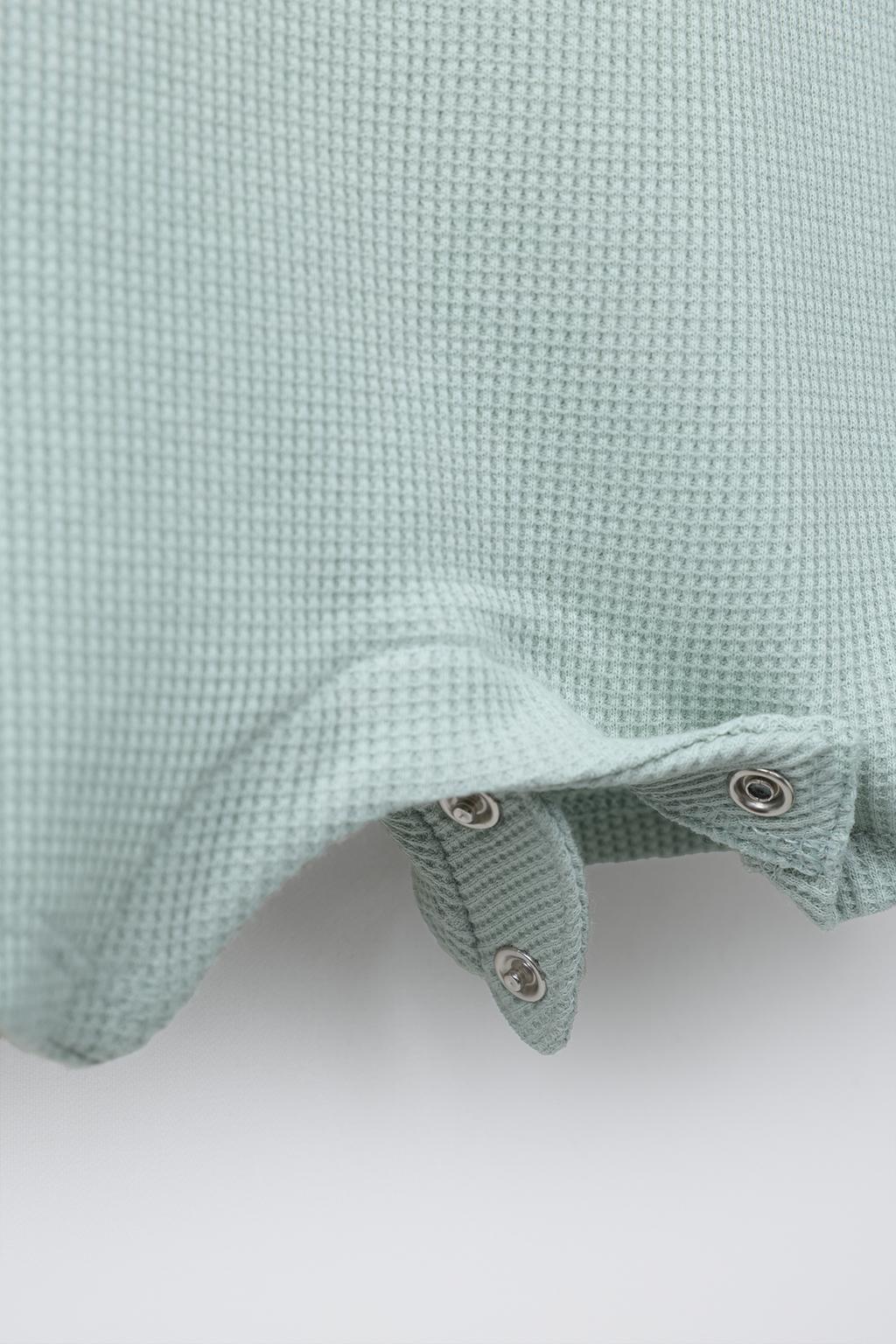 КОМБИНЕЗОН ИЗ ВАФЕЛЬНОГО ТРИКОТАЖА С ВОРОТНИКОМ НА ПУГОВИЦАХ