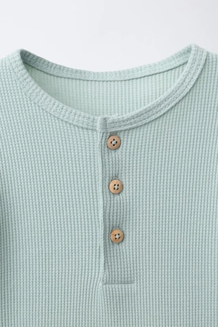 Комбинезон из вафельного трикотажа с воротником на пуговицах