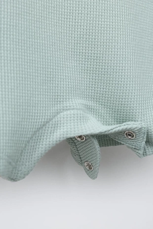 Комбинезон из вафельного трикотажа с воротником на пуговицах