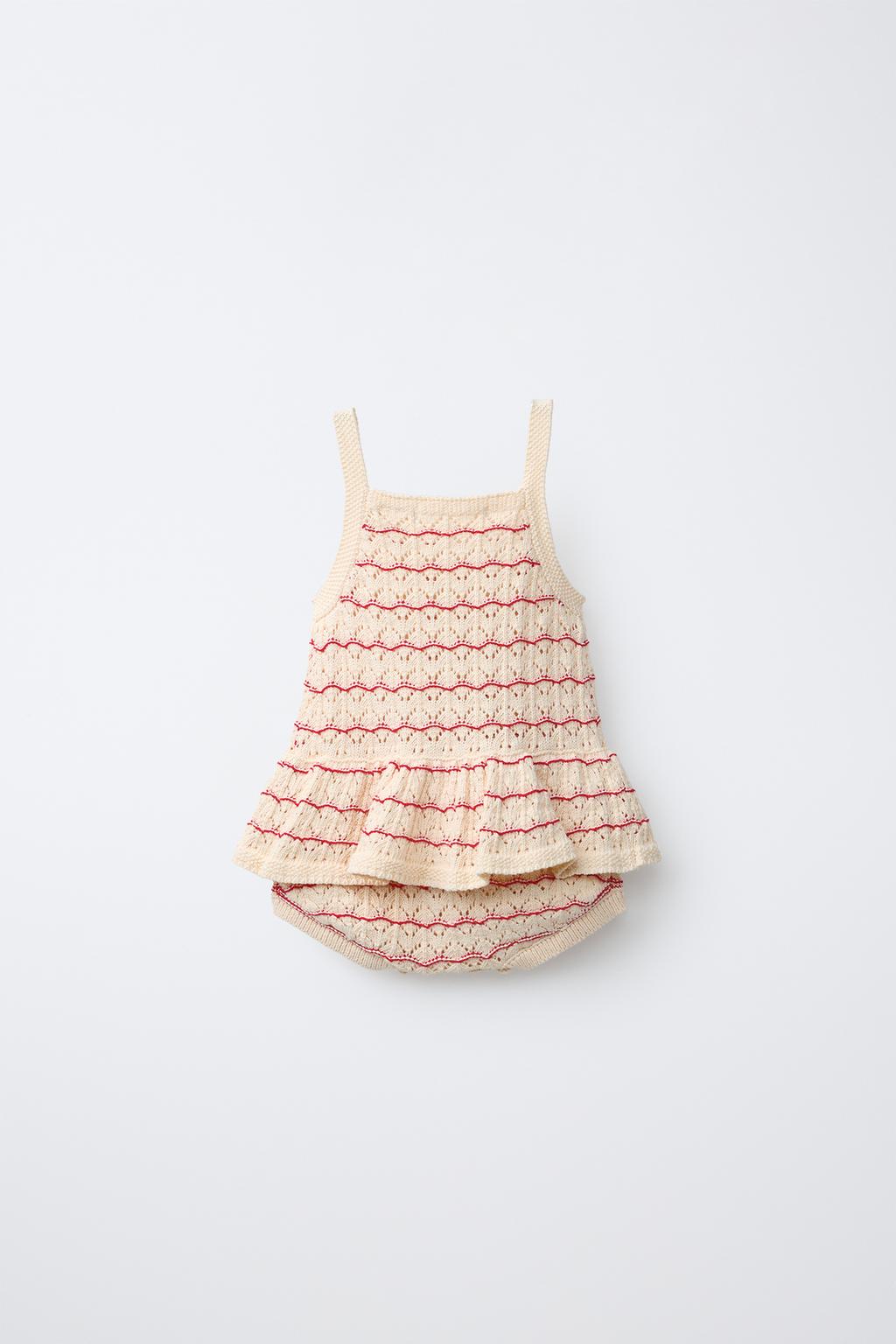 ВЯЗАНЫЙ КОМБИНЕЗОН В ПОЛОСКУ С ВОЛАНАМИ