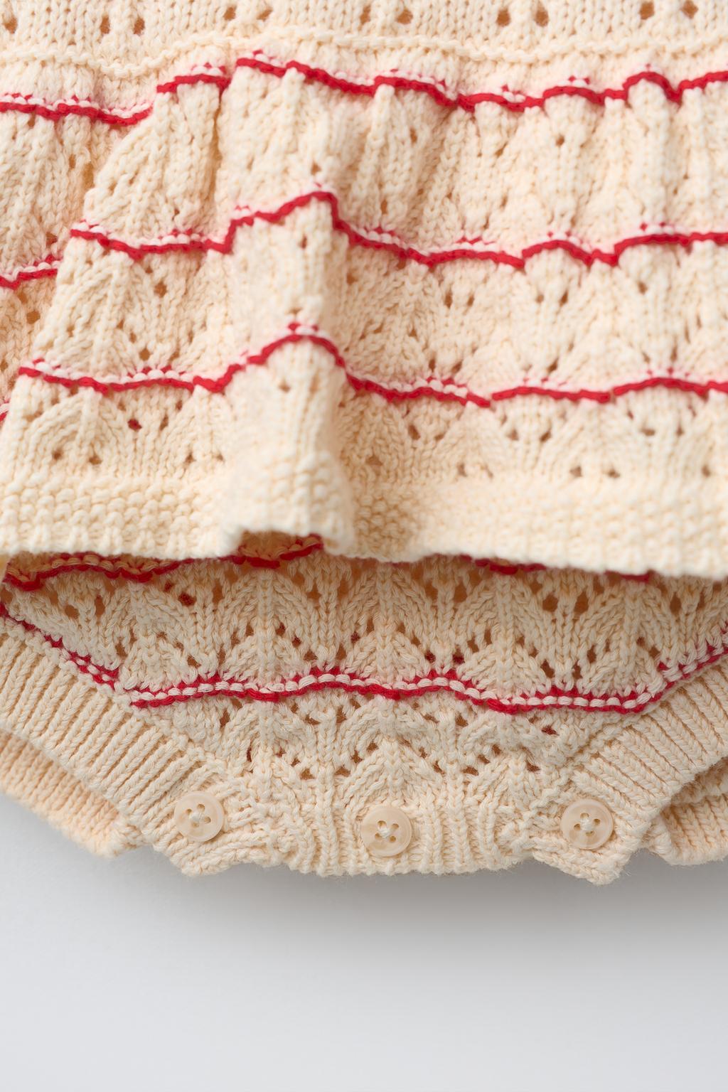 ВЯЗАНЫЙ КОМБИНЕЗОН В ПОЛОСКУ С ВОЛАНАМИ