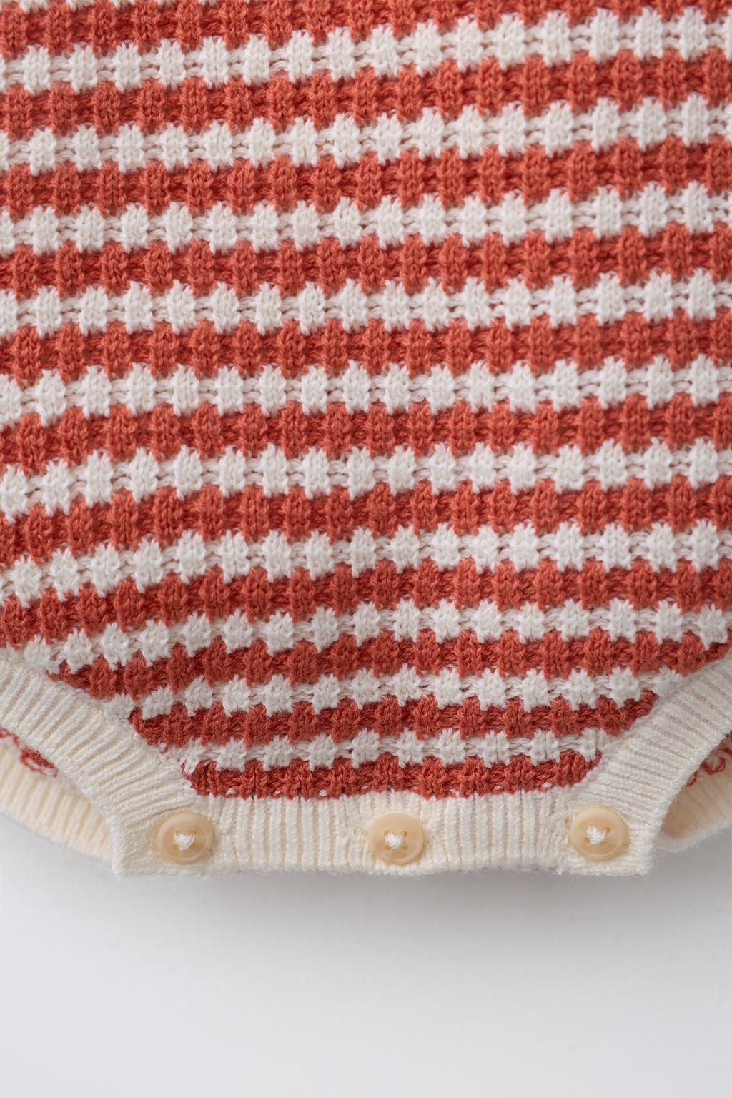 ВЯЗАНЫЙ КОМБИНЕЗОН В ПОЛОСКУ С ВЫШИВКОЙ РЫБКИ