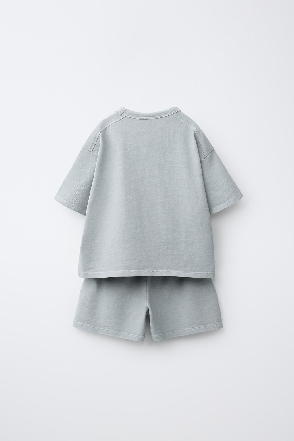 ОДНОТОННЫЙ КОМПЛЕКТ ИЗ ФУТБОЛКИ И БЕРМУДОВ