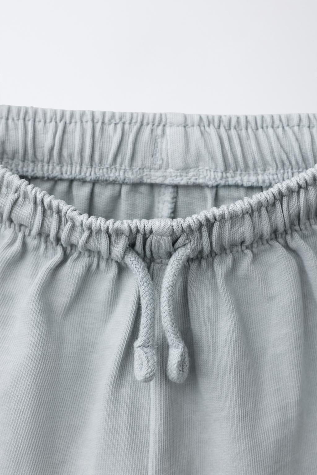 ОДНОТОННЫЙ КОМПЛЕКТ ИЗ ФУТБОЛКИ И БЕРМУДОВ