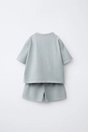 Однотонный комплект из футболки и бермудов