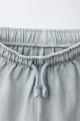 Однотонный комплект из футболки и бермудов