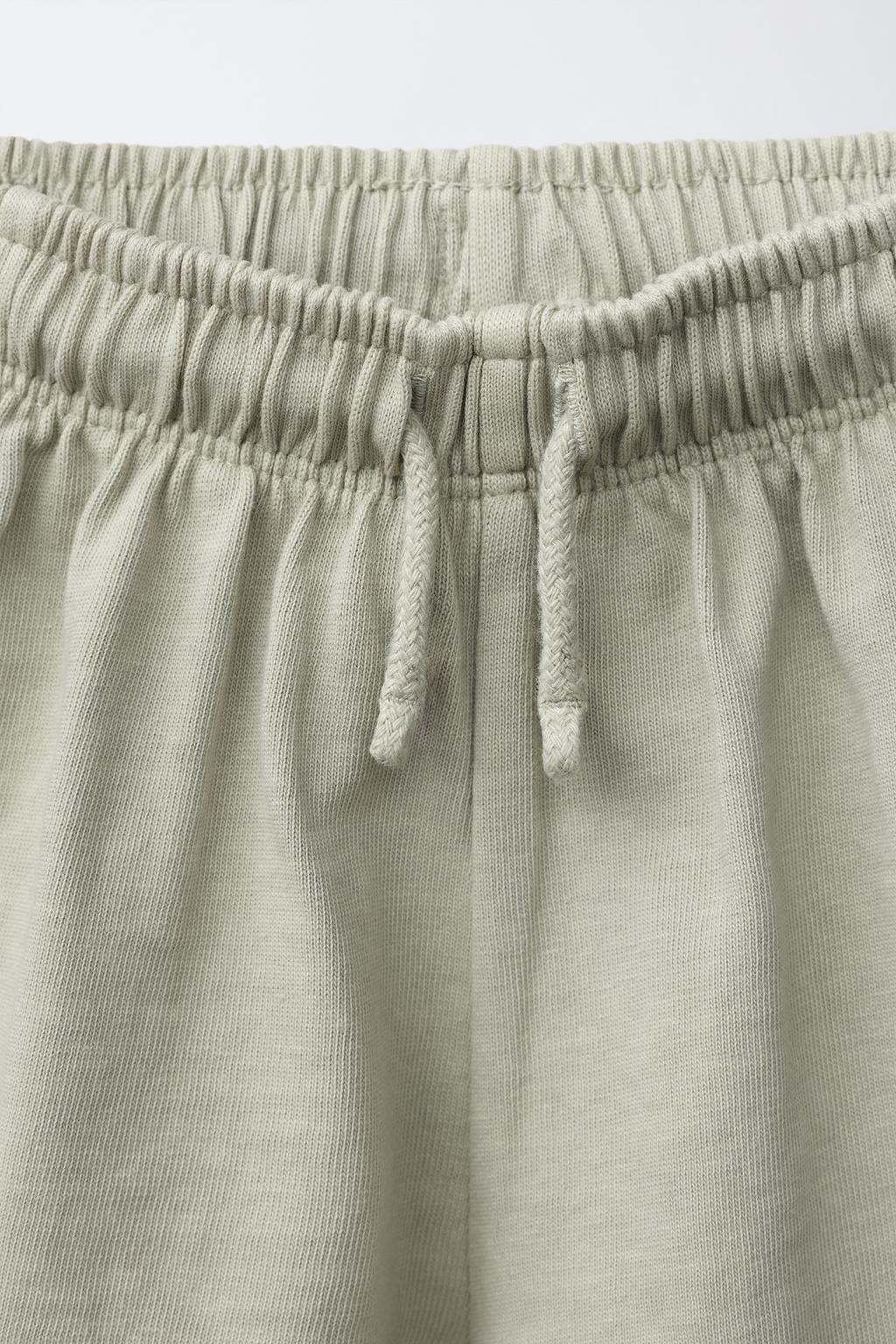 ОДНОТОННЫЙ КОМПЛЕКТ ИЗ ФУТБОЛКИ И БЕРМУДОВ