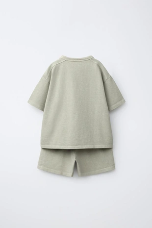 Однотонный комплект из футболки и бермудов