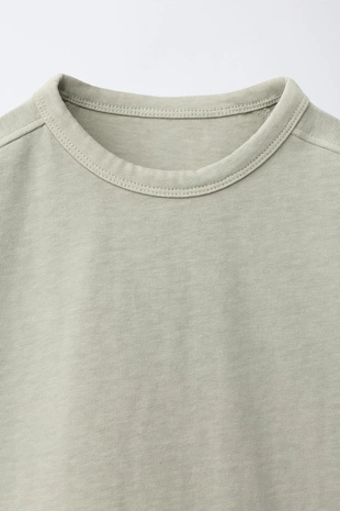 Однотонный комплект из футболки и бермудов